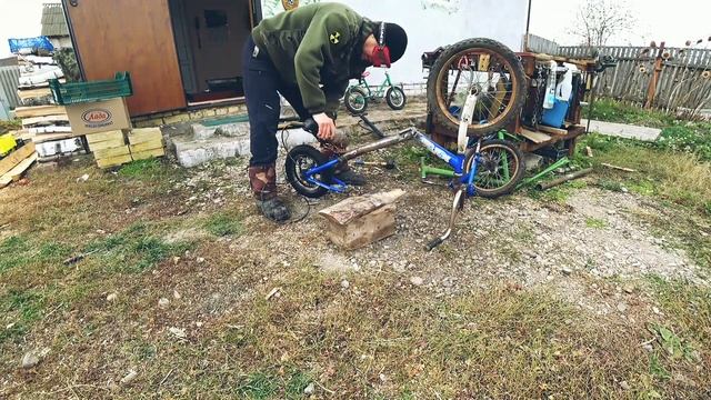 ✅ Кастомный мопед из бензопилы и велика. ? самодельный ВЕЛоЧопер из хлама , хламоБайк . 1 Ч. смотреть онлайн
