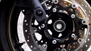 Suzuki GSR 750 Front wheel Removal + specs