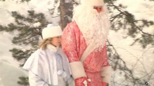 Дед Мороз и Снегурочка идут по лесу