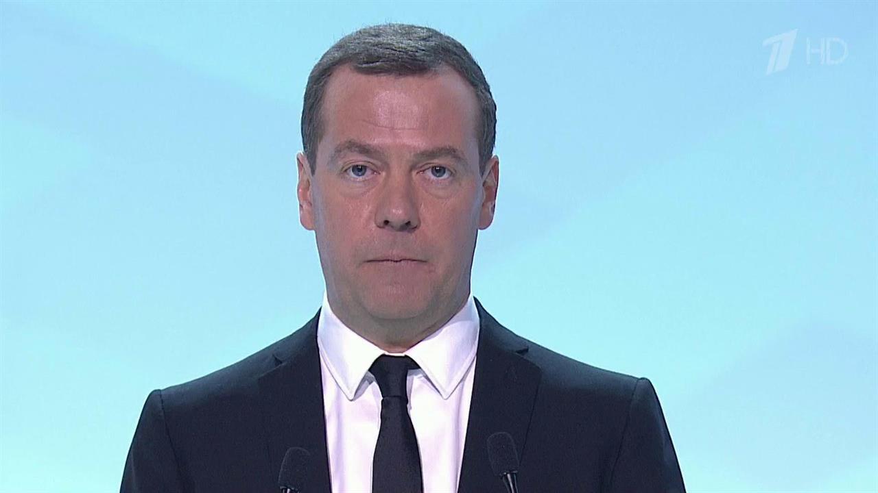 Дмитрий Медведев: экономика РФ научилась справляться с трудностями, падение ВВП прекратилось