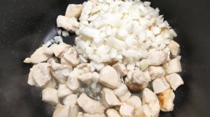 Картофель тушёный с курицей и овощами на сливочном масле