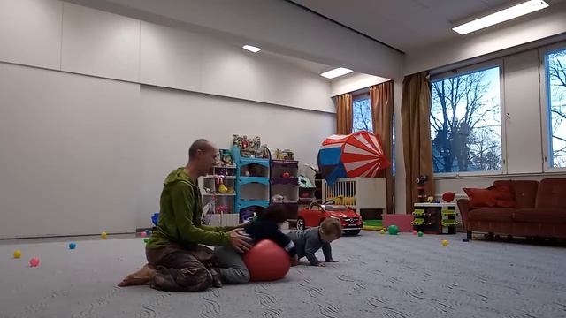 Видео 2 - Катаемся на фитболе. смотреть онлайн