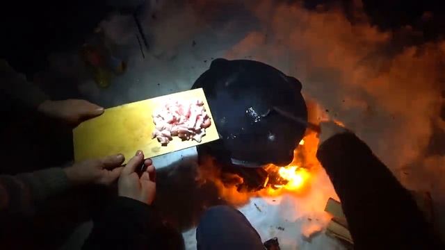 Жизнь в тайге! Отдых в таёжной избе, готовим предновогодний ужин в казане на костре! смотреть онлайн