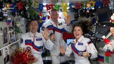 Елка под потолком: российские космонавты украсили свой сегмент МКС к Новому году