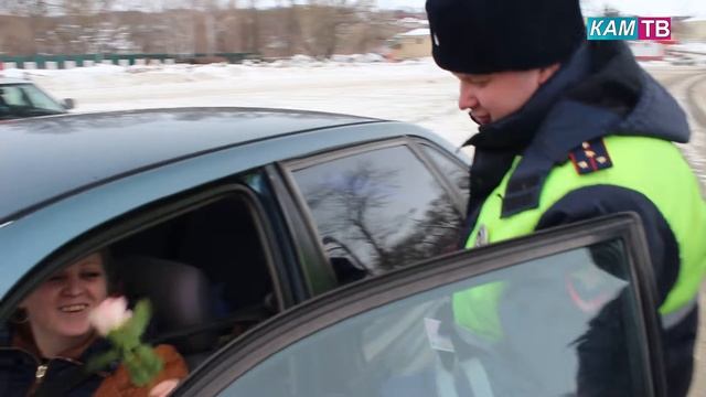 ГИБДД дарит цветы смотреть онлайн