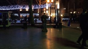 Мужик на набережной Ялты поет Розенбаума