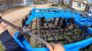 Выравниваем лапы, выставляем глубину и едим испытывать новый культиватор КГШ-4 в работе!