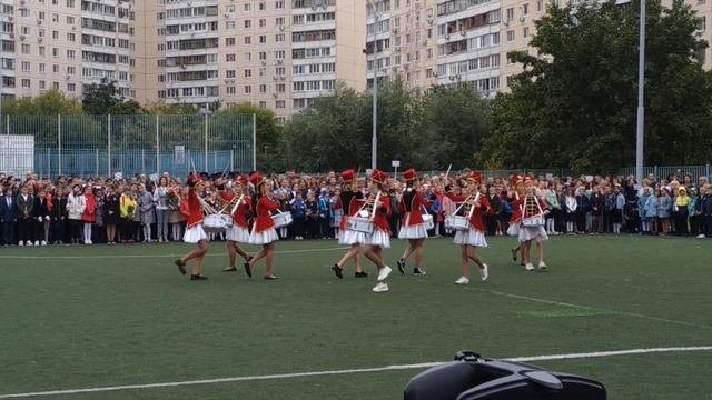 Барабанщицы устроили шоу на торжественной линейке