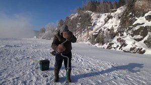 ВОТ ЭТО УДАР!!! КРУПНЫЙ ХАРИУС не пролез в ЛУНКУ!!! Ловля хариуса зимой на Енисее!