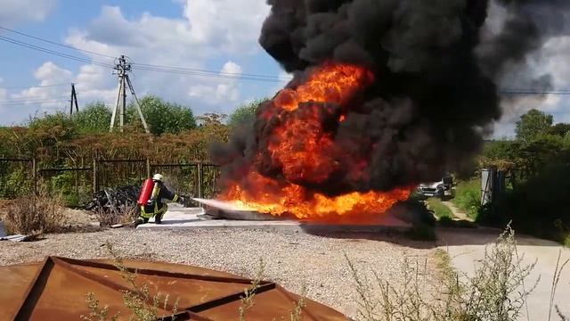 Тушение ЛВЖ ранцевой установкой пожаротушения смотреть онлайн