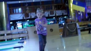 First Time Bowling Fun Первый раз в Боулинге