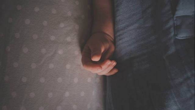 Соседи хотели разузнать, кого женщина скрывает в своем доме, но слышали только плач