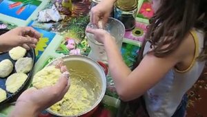 Семья Бровченко. Делаем с Аней (7 лет) сырники.