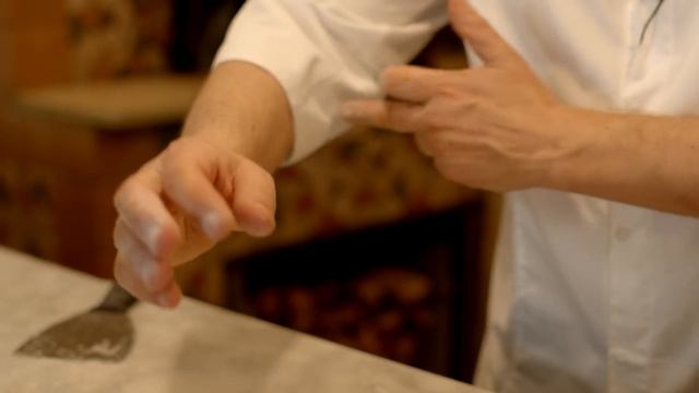 Stendere la pizza napoletana come un grande maestro pizzaiolo - LO SCHIAFFO di Enzo Coccia смотреть онлайн