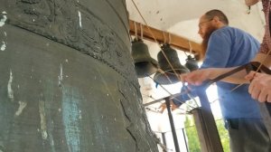 Звонарь Вячеслав Волхонский на колокольне храма Казанской иконы Божией Матери в Коломенском