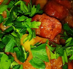 Тушёная картошка с квашеной капустой.