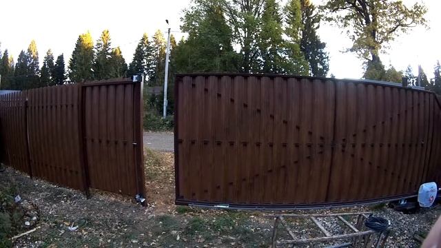 Установка Забора из штакетника под дерево (античный - дуб)а так же автоматические ворота смотреть онлайн