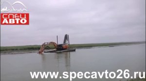 Очистка берега озера от ила плавающим экскаватором-земснарядом  амфибией