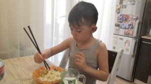 Как есть палочками? Борьба с рисом палочками)))