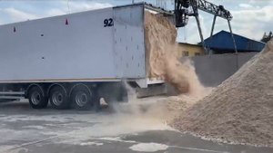2 единицы полуприцепа с подвижным полом САТ150 у довольного клиента