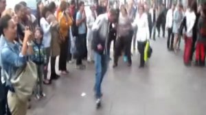 Танец на улице, прикольно танцует