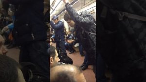 Неадекват в метро. Кому интересен файт - он в самом конце.