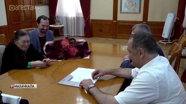 Сергей Меликов вручил ключи от новой квартиры ветерану Валентине Овериной