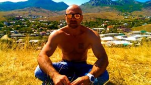 Папа Смит в медитации.