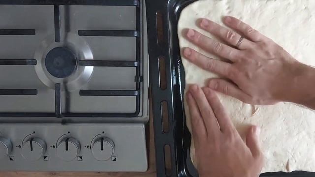 Римская пицца с моцареллой и пеперони