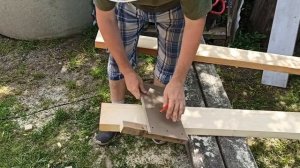 Как ровно отпилить доску на стройке