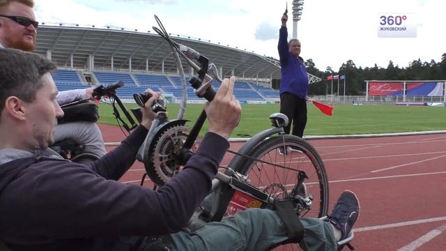 Люди с ограниченными возможностями устроили гонки на инвалидных колясках и хэндбайках смотреть онлайн