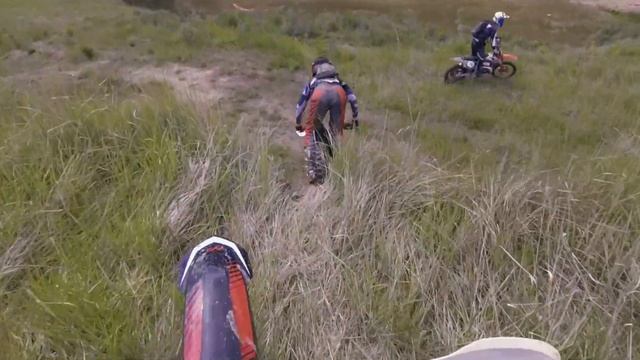 Эндуро в огромном карьере. Электробайк против ДВС смотреть онлайн