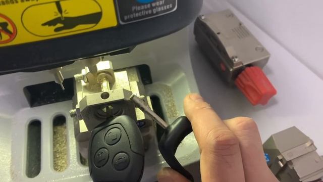 Изготовление ключа Ford Focus 1 нарезка изношенного Лезвия смотреть онлайн