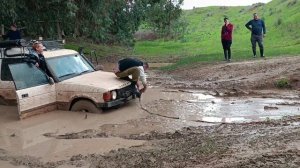 Ленд Ровер Дискавери 1. Сидит в луже. Тянем лебедкой.