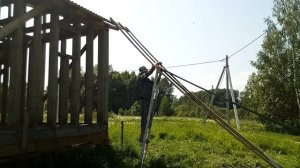 Стелим профлист на крышу.