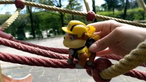 Колибри арт Аня с Катей играют щенячий патруль Крепыш и Скай прогулка в парке на детской площадке