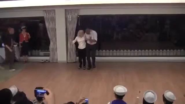 ЖЕНЩИНА в 90 лет танцует с молодыми людьми !!!