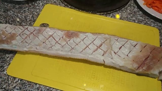 Что приготовить из тонкого сала?  Рулет из тонкого сала с фаршем.