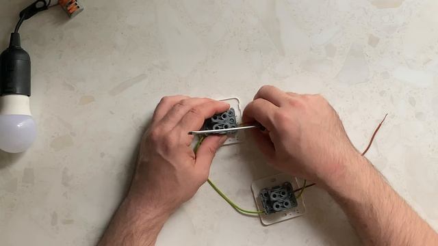 КАК ПОДКЛЮЧАЕТСЯ ПРОХОДНОЙ ВЫКЛЮЧАТЕЛЬ СПОСОБ 2