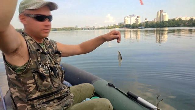 РЫБАЛКА НА ПОПЛАВОЧНУЮ УДОЧКУ / ловля на поплавок в Киеве / попали на жор плотвы / клевало в заброс смотреть онлайн