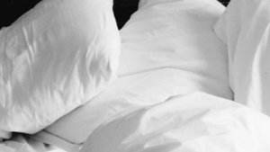 Мужчина велел матери откопать его гроб через год после похорон. Увиденное в могиле шокирует.