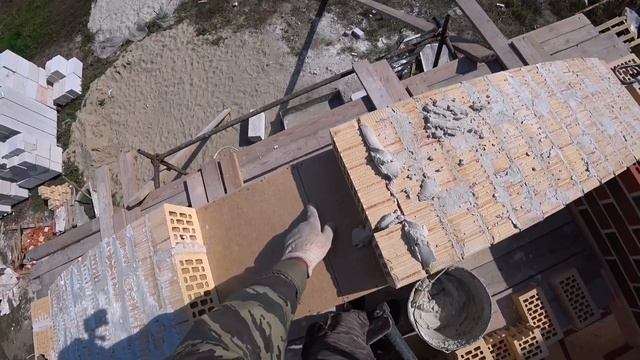 Крайняя арка на доме из облицовочного кирпича с белым швом.