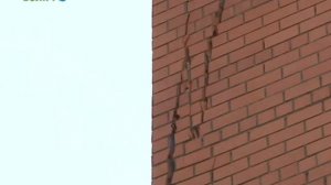 Облицовочный кирпич дома №1 на ул. Васильковского  отошел от стены
