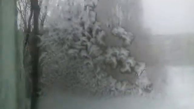 Вааау я пришла с школы и увидела такой красивый узор на окнах !! смотреть онлайн