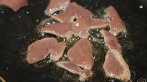 Салат с омлетом и свиной печенью