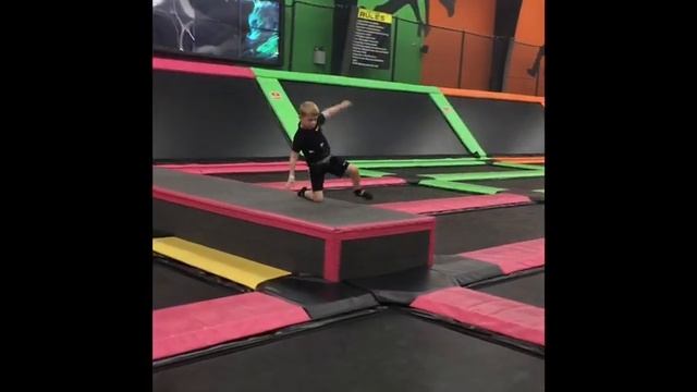 Top Jump Pigeon Forge | trampoline park | rock climbing | candy store смотреть онлайн