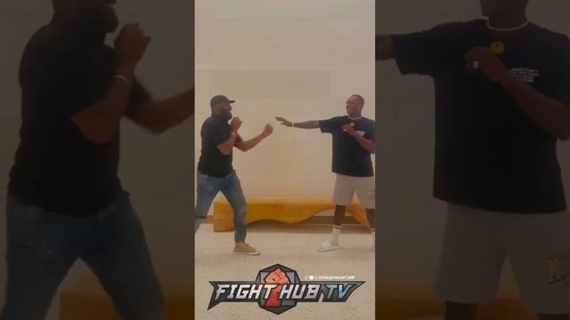 ISRAEL ADESANYA & JON JONES SPAR AFTER MEETING; BOTH GRAPPLE IN CLINCH!