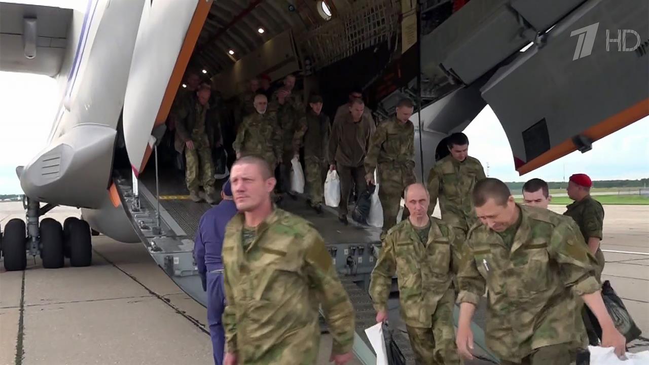 90 российских бойцов, освобожденных из украинского плена, вернулись на родину