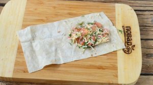 Конвертики из лаваша с сыром и помидорами