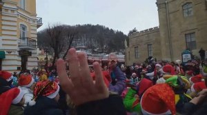 Зажигательные танцы у Главной елки в Кисловодске